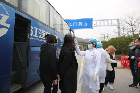 馮嘉文（前左三）在九江聯(lián)合檢疫站點(diǎn)執(zhí)勤。 王一凡攝