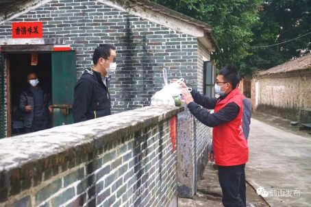 隔離不隔愛(ài)，志愿者為居家隔離家庭定期采購(gòu)生活用品。