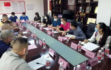 005  4月27日，聯(lián)合市紀(jì)委監(jiān)委舉辦市外省商會(huì)會(huì)長(zhǎng)聯(lián)席會(huì)議暨“親”“清”政商座談會(huì).jpg