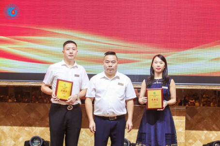 005 常務(wù)副會(huì)長(zhǎng)、副會(huì)長(zhǎng)、秘書長(zhǎng)、理事牌匾。.jpg