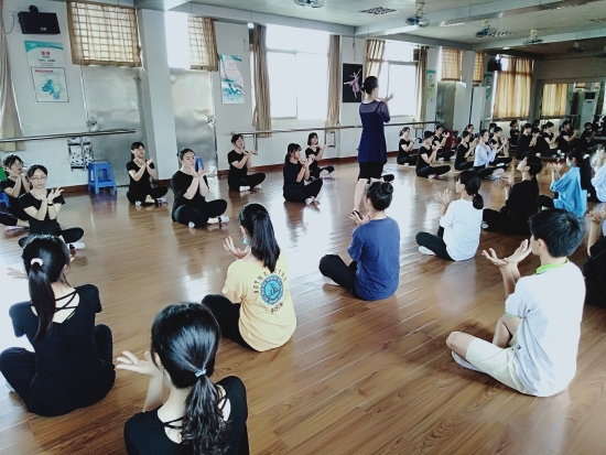 已處理16103475866172020年6月，廣西龍州縣職教中心學(xué)前教育專業(yè)學(xué)生在鶴山職校進(jìn)行舞蹈技能培訓(xùn)。.jpg