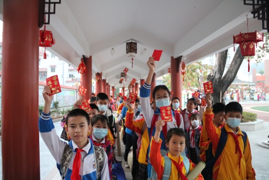 1.回校了，收到“學(xué)業(yè)進(jìn)步”大紅包，好開(kāi)心。（沙坪七小）.JPG