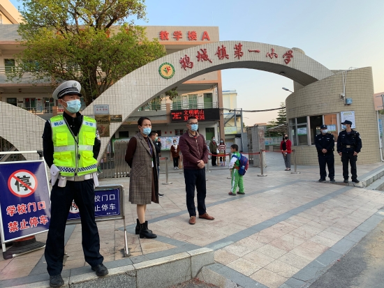 8.鶴城鎮(zhèn)警察叔叔、鶴城一小行政班子為學(xué)生返校保駕護(hù)航.jpg