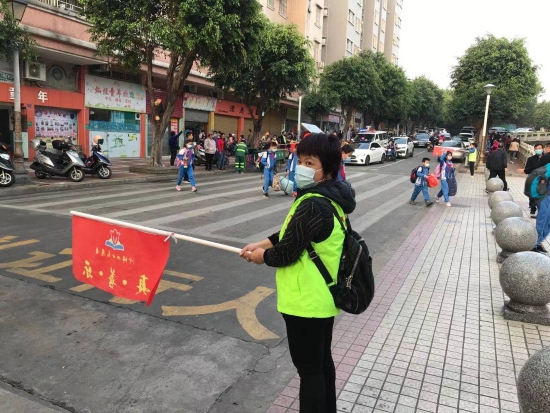 9.家長(zhǎng)義工維持上學(xué)秩序（沙坪四?。?jpg