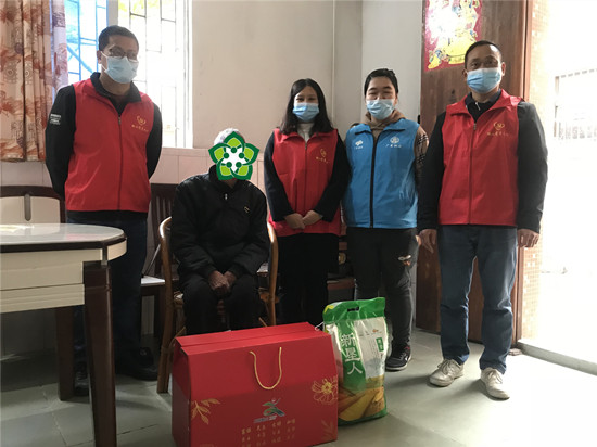 雙百社工走訪慰問(wèn)低保戶(hù)和特困戶(hù)- -派發(fā)慰問(wèn)物資 (1)_副本.jpg