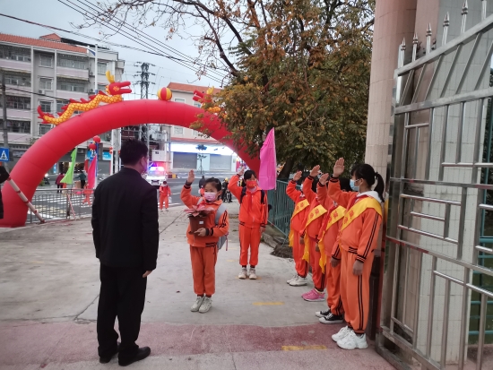 已處理3  “老師，您好！”“同學(xué)，早！”合成小學(xué)校門學(xué)生向老師、同學(xué)敬禮問(wèn)好.jpg