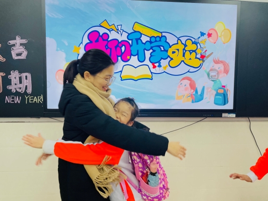已處理19  “老師，我太想您了?！鄙称阂恍【承^(qū)的小朋友跟老師來(lái)一個(gè)大大的擁抱.jpg