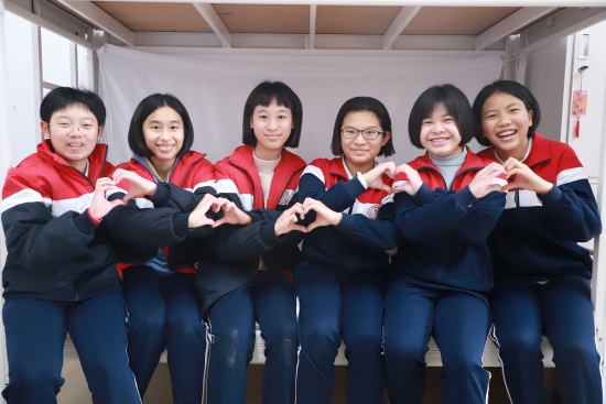 已處理22  新學(xué)期，我們又見(jiàn)面了！比心（昆侖學(xué)校）.JPG