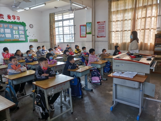 已處理28新學(xué)期，新希望。址山廓村麥源生小學(xué)同學(xué)們課堂上認(rèn)真聽(tīng)課.jpg