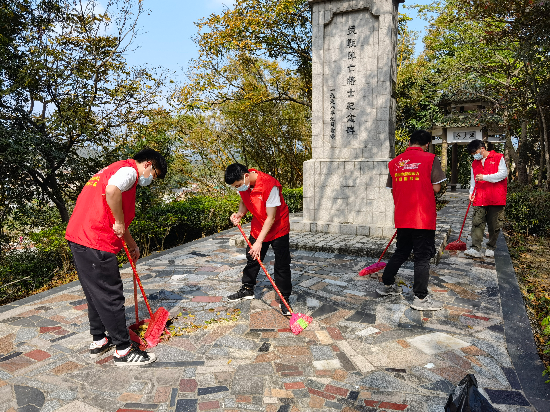 清明節(jié)來臨之際，宅梧鎮(zhèn)退役軍人服務(wù)站工作人員發(fā)動(dòng)退役軍人僑都星火志愿服務(wù)隊(duì)對(duì)我鎮(zhèn)四座烈士紀(jì)念碑進(jìn)行巡查、打掃清潔工作，志愿服務(wù)隊(duì)們也是“收獲滿滿”啊3.jpg