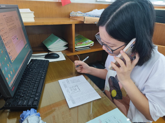 2沙坪二小老師撥打市民電話，協(xié)助做好沙坪流調(diào)咨詢(xún)工作.jpg
