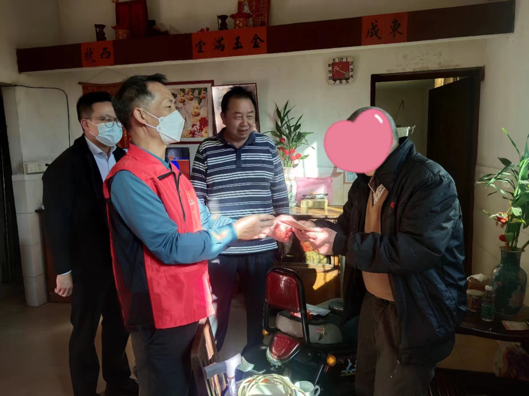 1月14日下午，鶴山市水利局黨組書(shū)記、局長(zhǎng)趙榮贊帶隊(duì)走訪慰問(wèn)結(jié)對(duì)幫扶的困難黨員.jpg