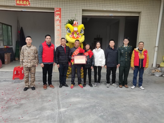 已處理1674092129216市退役軍人事務(wù)局副局長(zhǎng)溫寶謙一行到龍都村現(xiàn)役軍人王耀成家中送立功喜報(bào)，并提前向王耀成家屬送上新春祝福，鼓勵(lì)軍人努力拼搏、再立新功。.jpg
