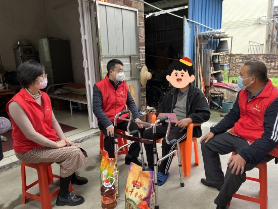 已處理16740921292162、市直機(jī)關(guān)工委副書記羅松泰慰問(wèn)困難黨員陳錦聯(lián)_副本.jpg