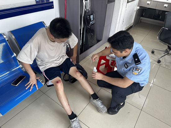 10月1日古勞所在巡邏過程中，一名18歲男子在石巖頭橋底附近騎單車不慎跌倒，手部腿部有擦傷，民警立即將其帶回派出所，并幫其傷口作簡單處理。 (1).jpg
