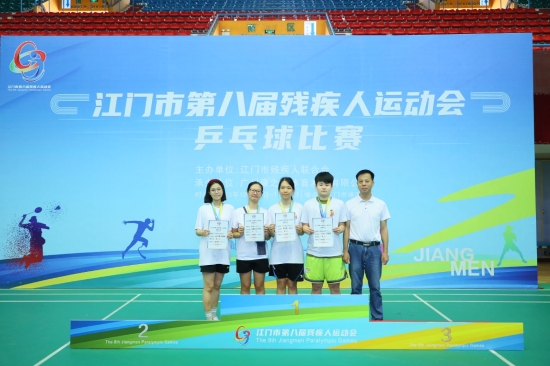 已處理1699002106077圖片2：馮曉欣（右二）、黃嘉馨（右三）獲乒乓球女子雙打TT13級金牌.jpeg