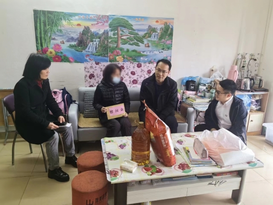 已處理1706842077704右二市 委副書記趙磊，左一市總工會副主席呂麗群.jpg