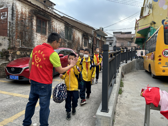鶴山市古勞鎮(zhèn)龍溪小學(xué)--中心校李明健校長和學(xué)生擊掌，鼓勵學(xué)生.jpg