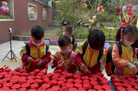 宅梧鎮(zhèn)中心幼兒園為孩子們精心策劃了“幸運拆盲盒”獨特的開學(xué)儀式，在踏入幼兒園門口的一剎那，就給了孩子們一個大大的驚喜。.png