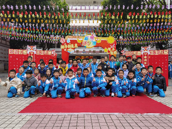 沙坪四小學(xué)生開(kāi)心返校1.jpg
