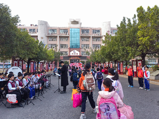 共和鎮(zhèn)中心小學(xué)管樂(lè)樂(lè)聲中慶開(kāi)學(xué).jpg