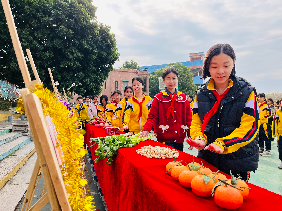 龍溪小學(xué)孩子一個(gè)接一個(gè)摸意頭，好事一樁一樁接踵而來(lái)！.jpg