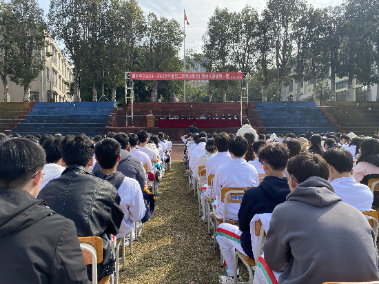 鶴華中學(xué)學(xué)生們認(rèn)真聆聽(tīng)校長(zhǎng)思政課.JPG