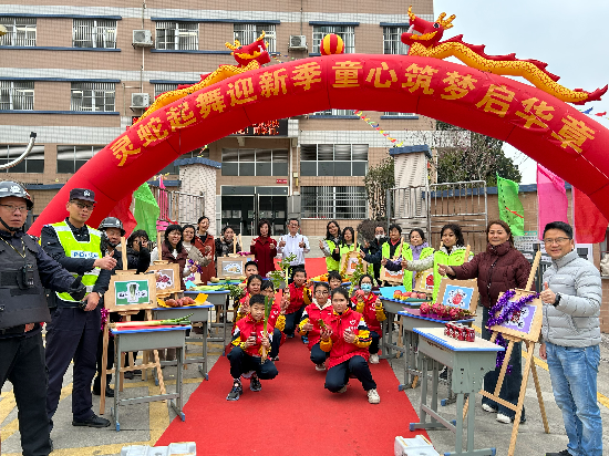 龍溪小學(xué)教師、公安民警、志愿者、家長(zhǎng)們一同保駕護(hù)航.jpg