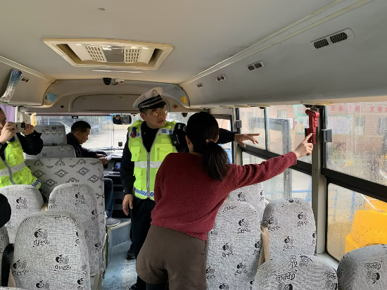 宅梧小學(xué)校車(chē)安全檢查及教育 (4).jpg
